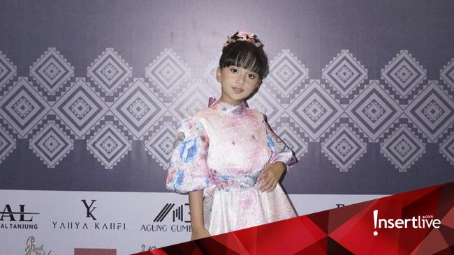 Bawakan Lagu Ciptaan Sendiri, Annisa Dalimunthe Tampil Memukau di Indonesia Fashion Runway