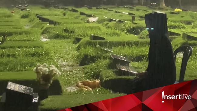7 Momen Karina Ranau Lepas Rindu di Makam Epy Kusnandar, Menangis di Bawah Hujan