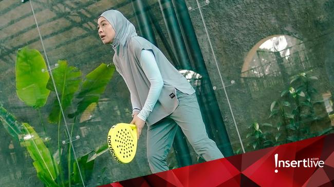 7 Potret Penampilan Syari Artis Berhijab Saat Main Padel