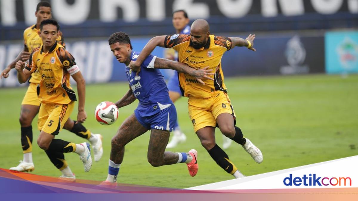 Herdman Watches Persib vs Persija, Praises Rizky Ridho Quality