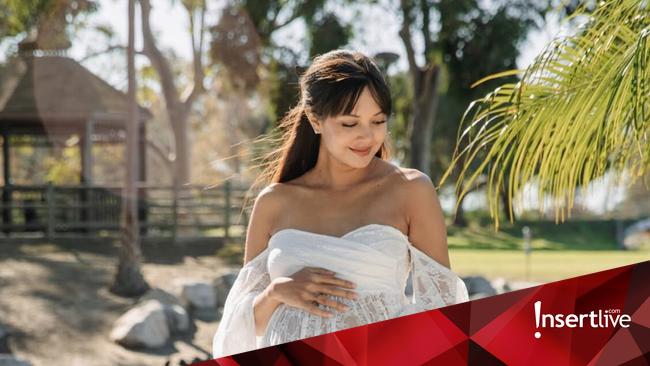 Jelang Melahirkan, 7 Foto Maternity Shoot Aurelie Moeremans Pakai Gaun Putih Transparan