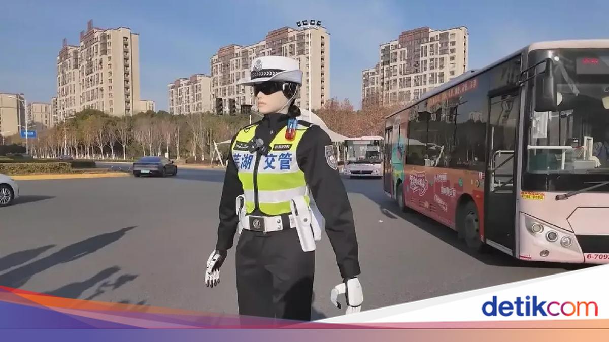 China Turunkan Robot Untuk Atur Lalu Lintas Selama Liburan