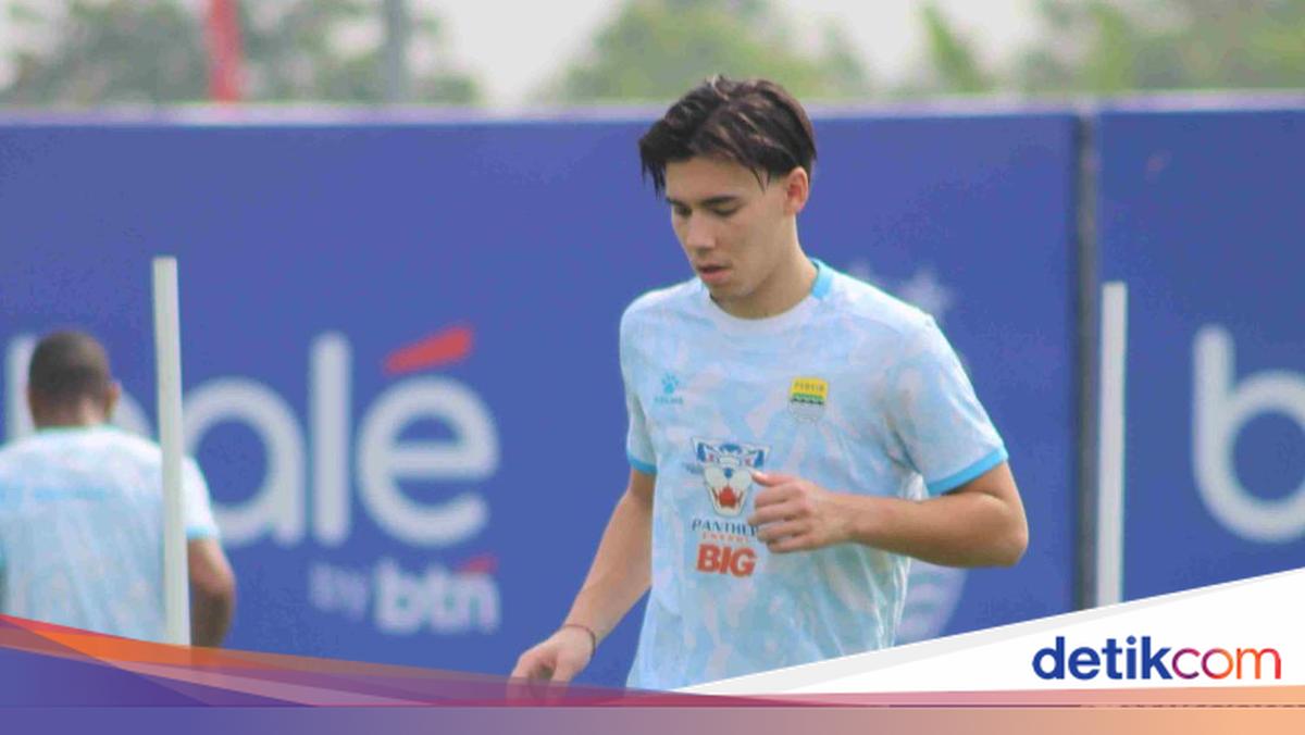Dion Markx Buru Trofi Pertama Bersama Persib Bandung