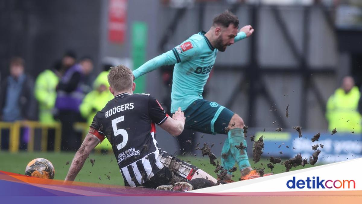 Lapangan Becek dan Berlumpur di Laga Piala FA, Kotor Banget!
