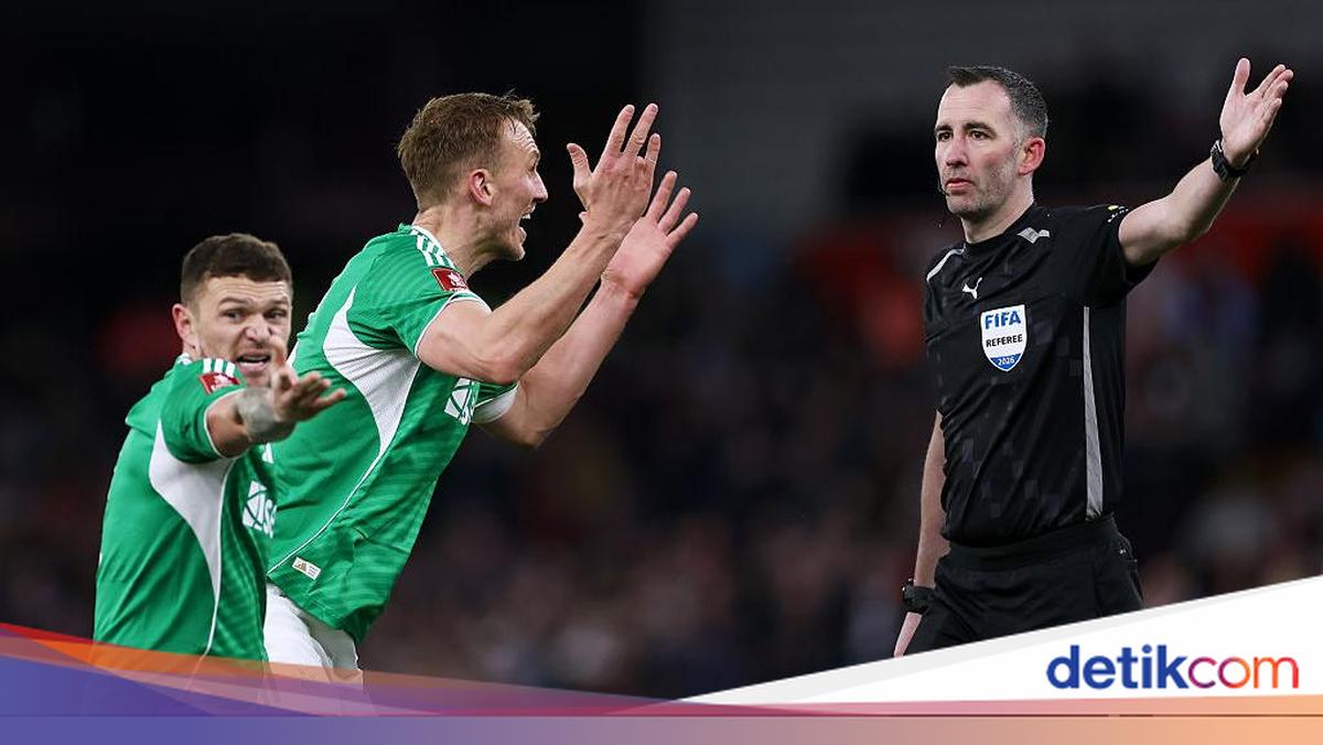 Wasit EPL Diistirahatkan usai Bikin Error di Piala FA
