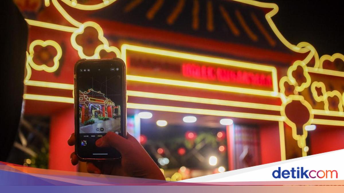 Lapangan Banteng Berseri dengan Lampion dan Instalasi Harmoni Imlek