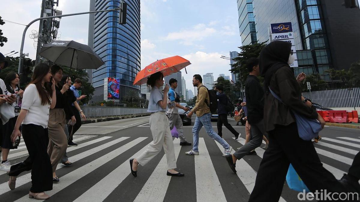Jabodetabek Panas 'Mendidih', Catat Tips dari Kemenkes Biar Tak Kena Heatstroke
