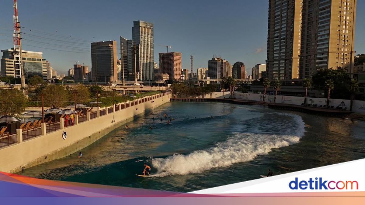 Berselancar di Kolam Ombak Buatan di Tengah Kota Sao Paulo