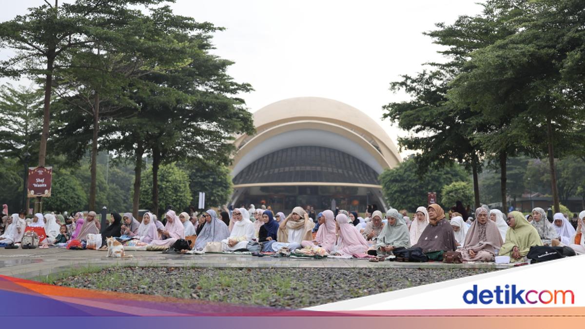 TMII Dipadati Jemaah Salat Idulfitri di Pagi Hari, Ramai Pengunjung di Siang-Sore