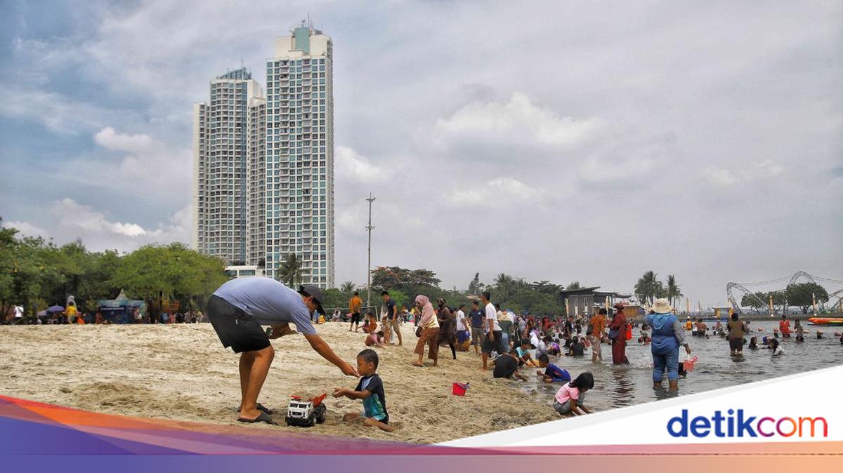 Libur Lebaran, Pantai Ancol Dipadati Wisatawan