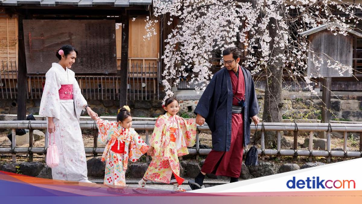 Sakura Mekar di Kyoto, Wisatawan Berburu Foto Musim Semi