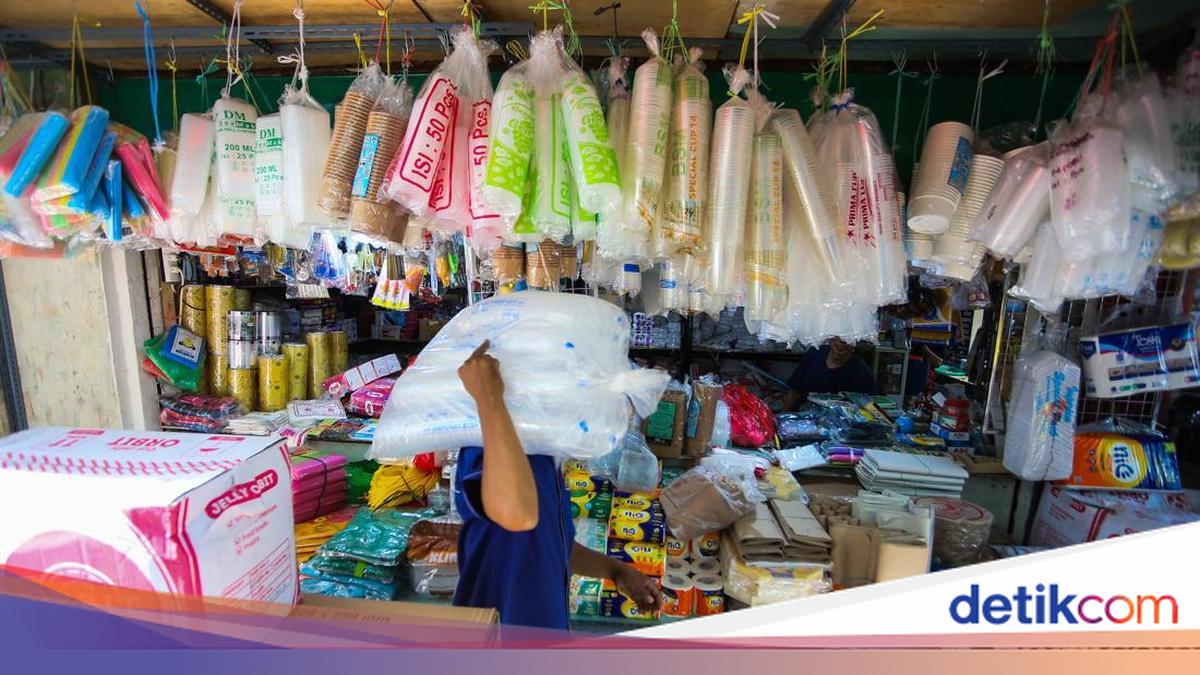 Harga Plastik Ikut Naik Terdampak Konflik Global