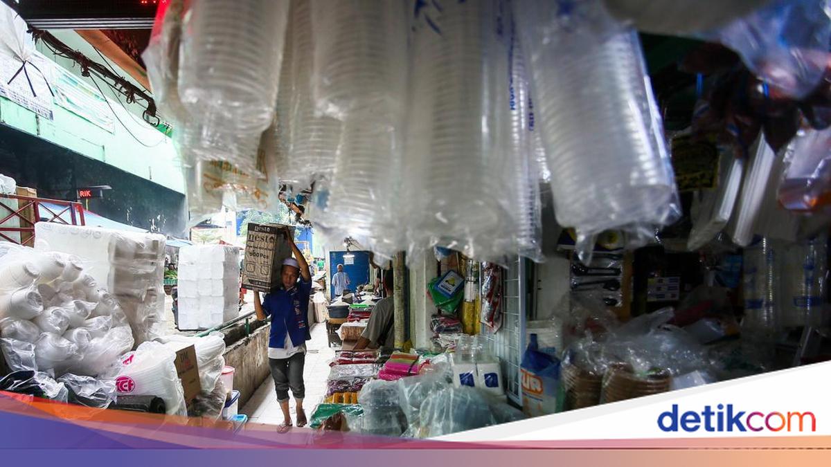 Harga Plastik Naik hingga 50%, Pedagang Pasar Menjerit!