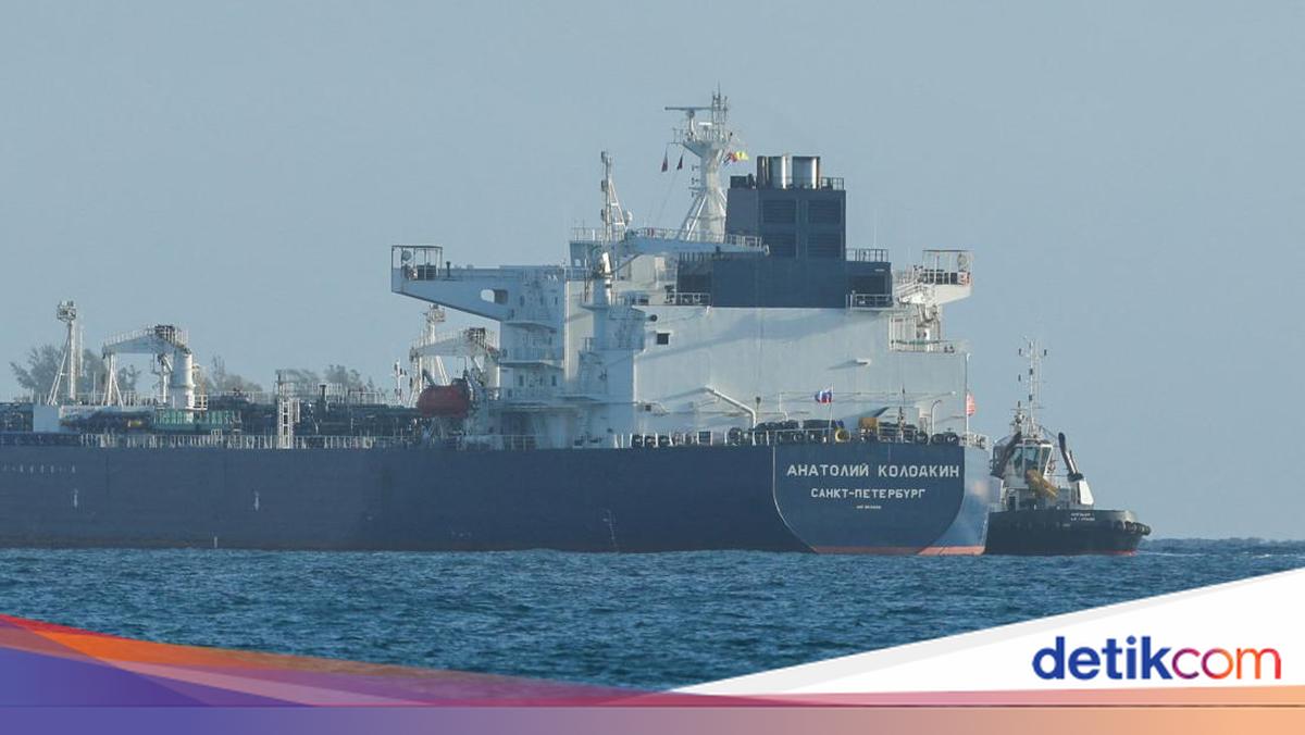 Potret Kedatangan Tanker Minyak Rusia Jadi Harapan di Tengah Krisis