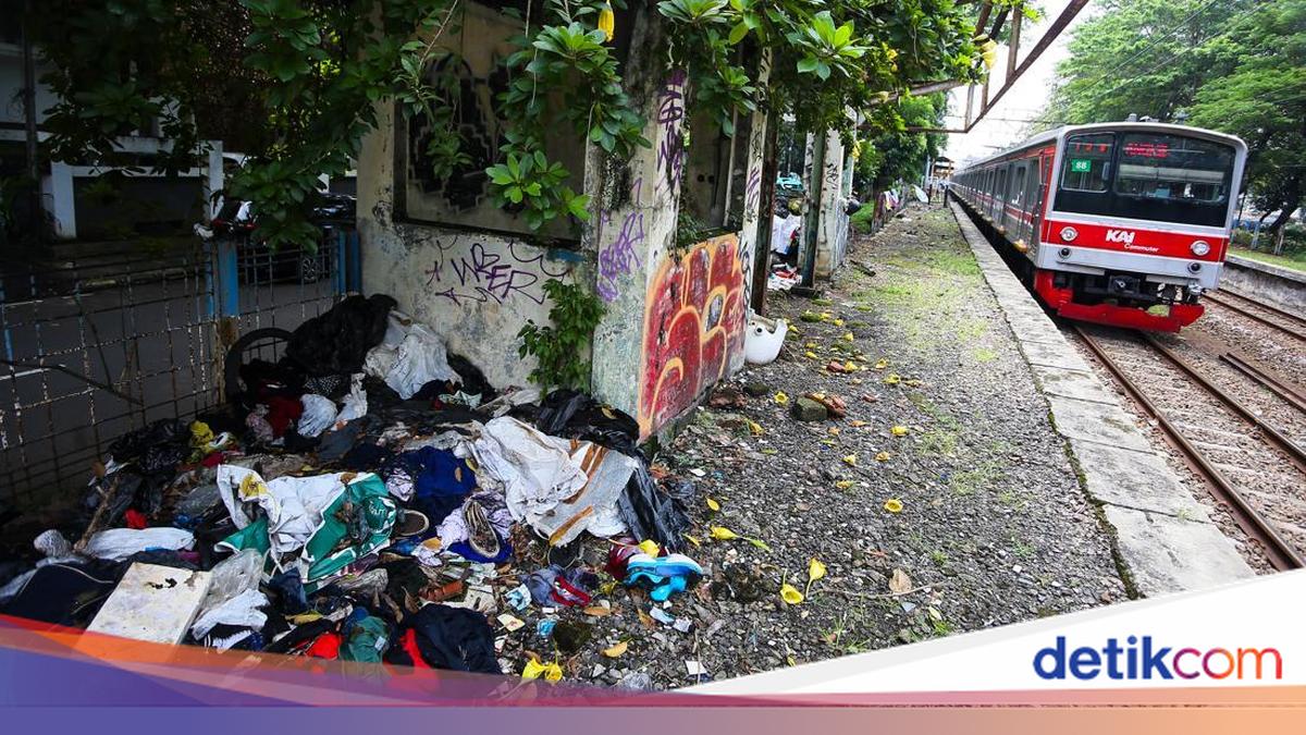 Stasiun Mampang Terbengkalai, Kini Tinggal Rangka dan Penuh Sampah