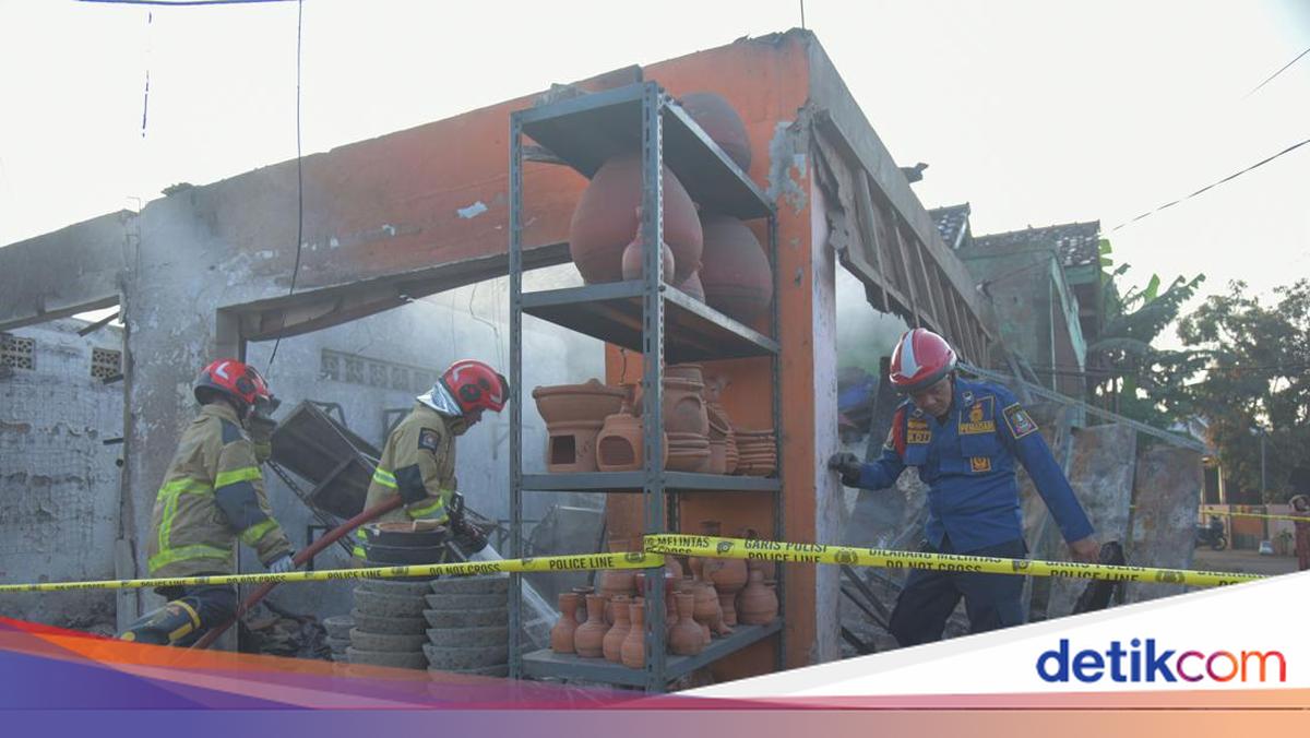 Pasca Kebakaran SPBE Cimuning, Petugas Lakukan Pendinginan