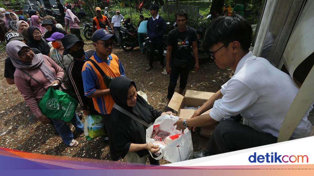 Diserbu Warga! Antrean Sembako Murah KJP Mengular di Jaksel