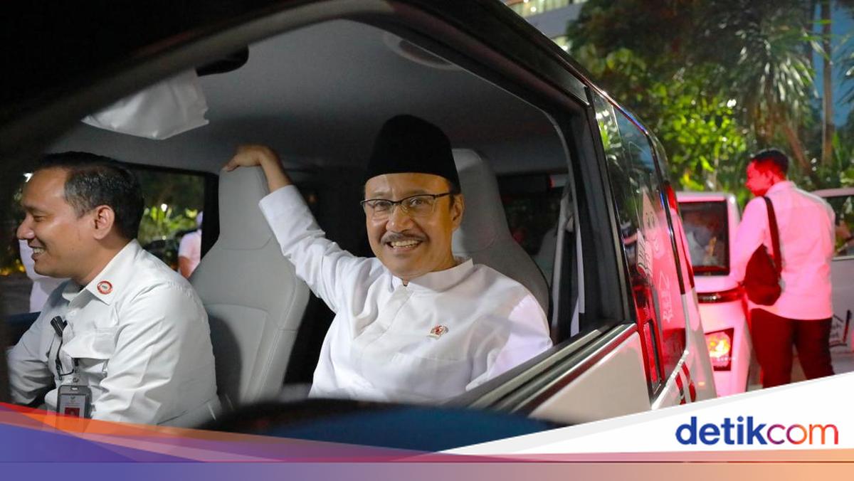 Momen Mensos &amp; Wamensos Naik Mobil Listrik ke Acara Taklimat Presiden
