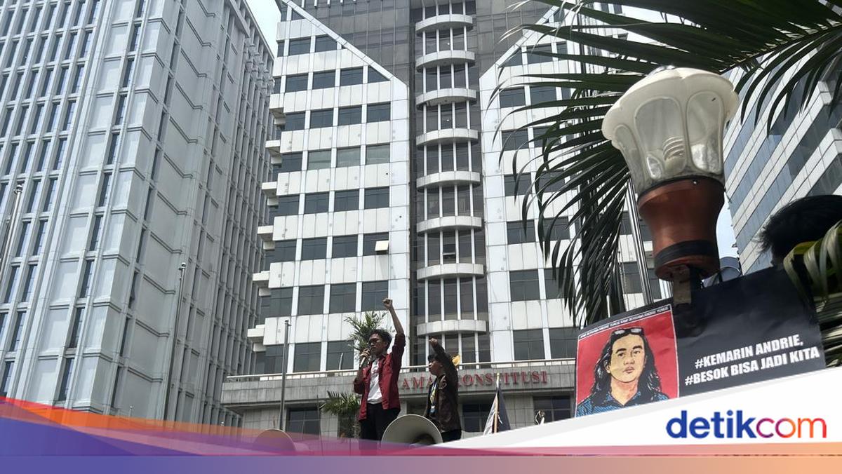 Mahasiswa Demo di MK, Tuntut Kasus Andrie Yunus Dibawa ke Peradilan Umum