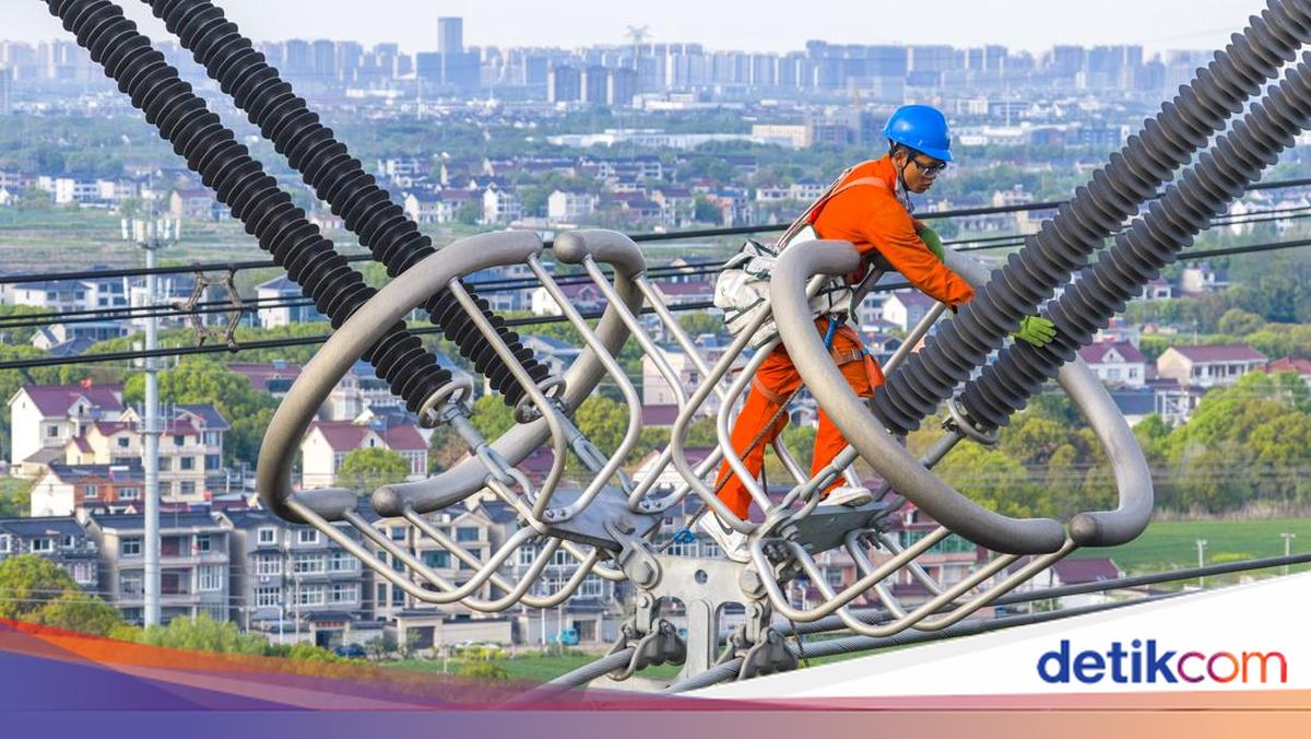 Perawatan Listrik Tegangan Tinggi, Petugas Hadapi Bahaya di Ketinggian