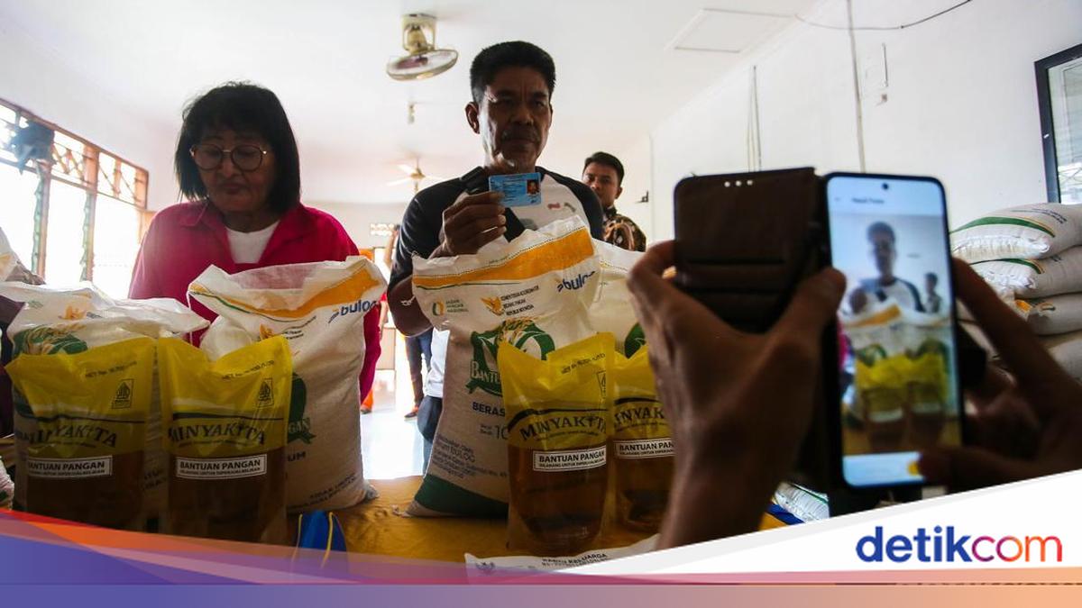 3.827 Warga Terima Bantuan Pangan di Kedaung Kali Angke