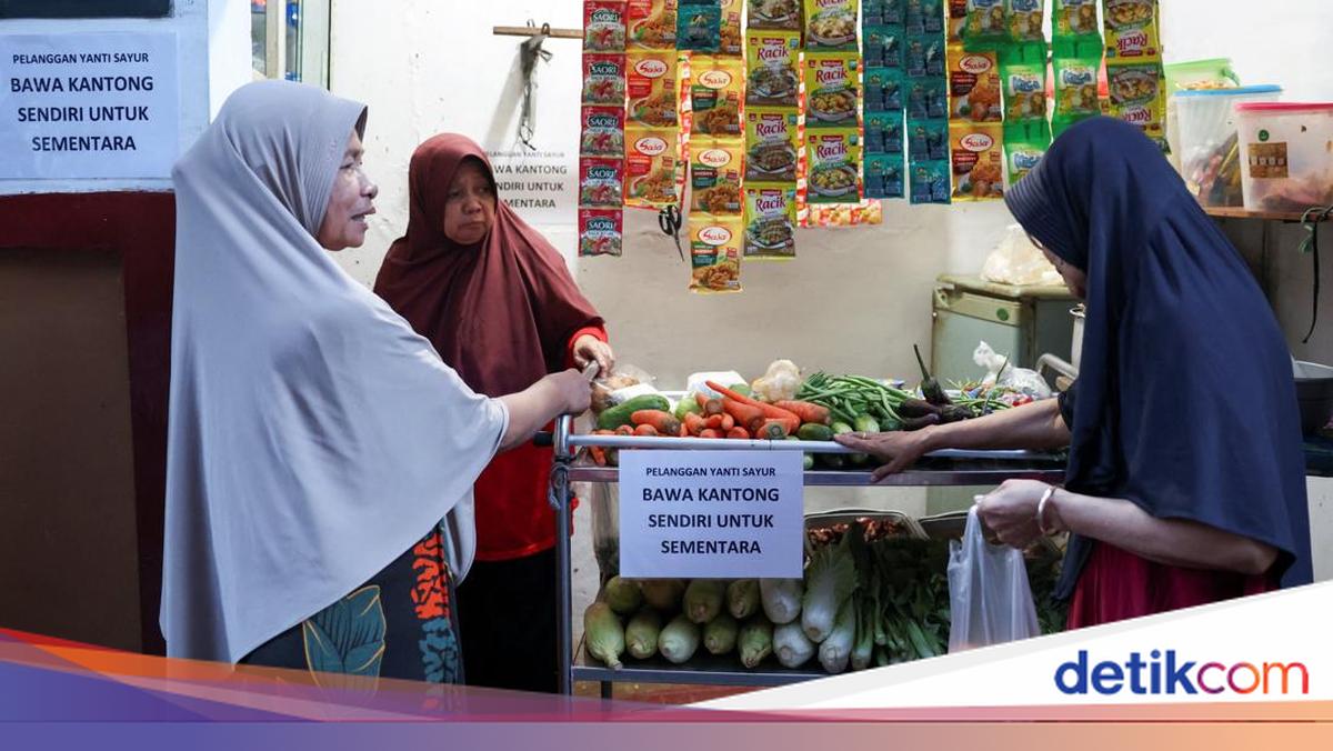 Harga Plastik Naik, Pedagang Minta Pembeli Bawa Tas Sendiri