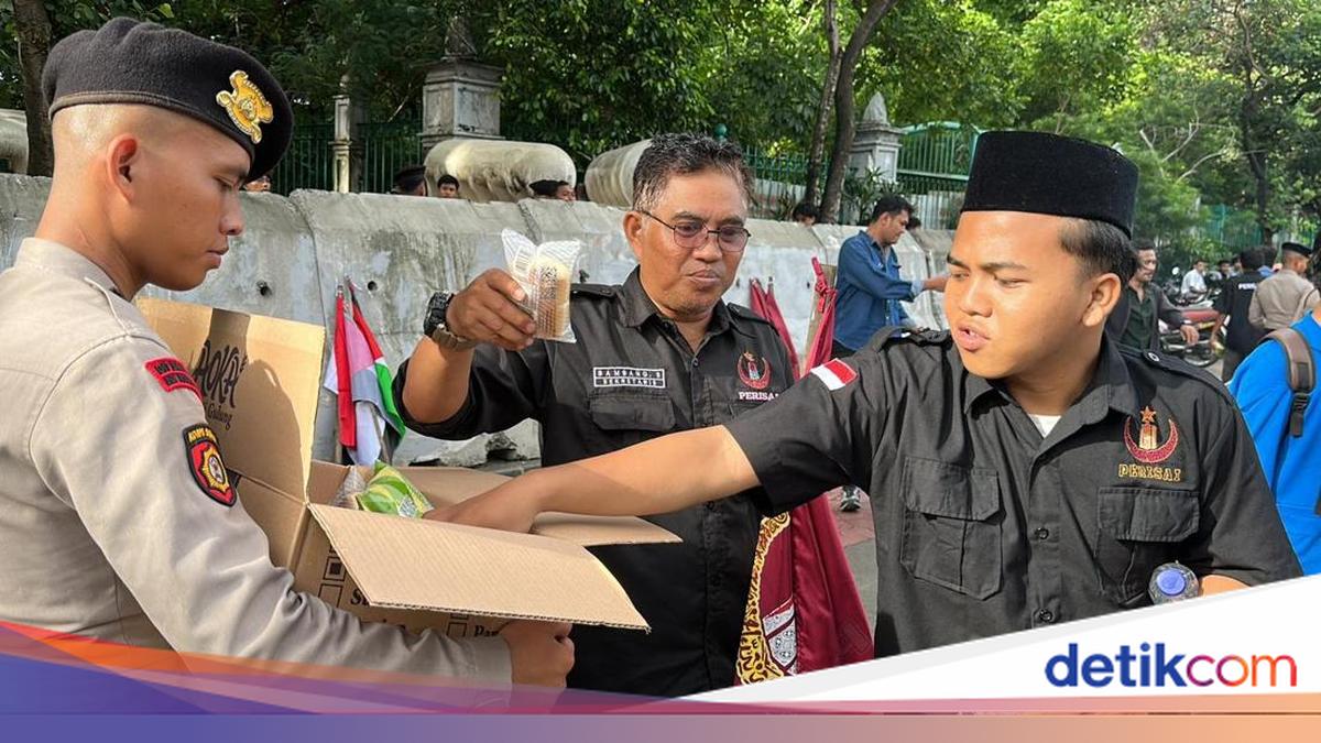 Demo Mahasiswa di Jakpus Kondusif, Polisi Bagikan Roti dan Air Mineral