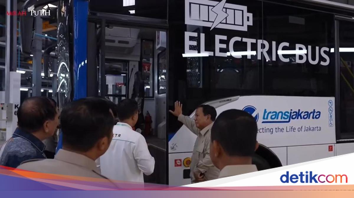 Prabowo Minta Mensesneg Catat Gubernur yang Tidak Pesan Bus Lokal