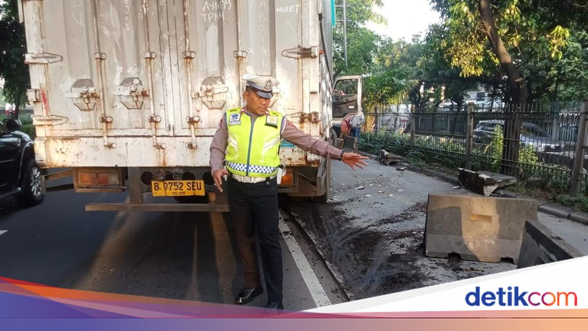Truk Tabrak Separator Busway di Jalan Daan Mogot Jakbar, Lalin Macet