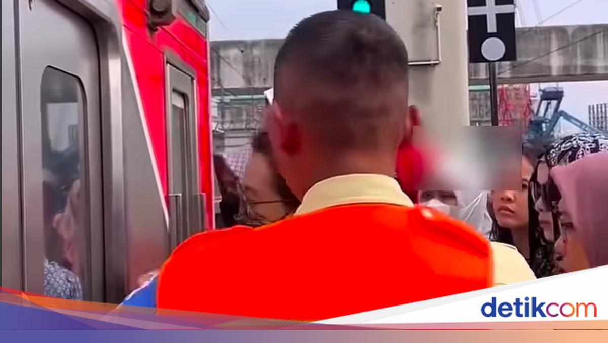 Heboh Penumpang Paksa Naik KRL Penuh di Manggarai hingga Tarik Topi Petugas