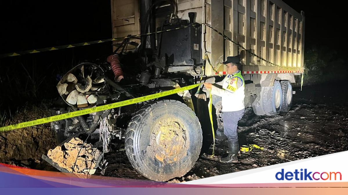 2 Truk Tabrakan Adu Banteng di Sumsel, Seorang Sopir Tewas Terbakar