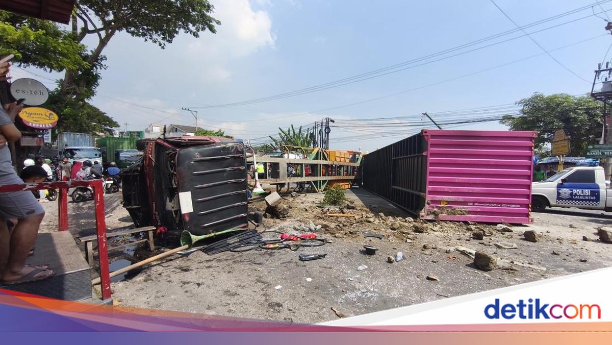 Truk Kontainer Terguling Melintang di Tengah Jalan Semarang, Lalin Macet