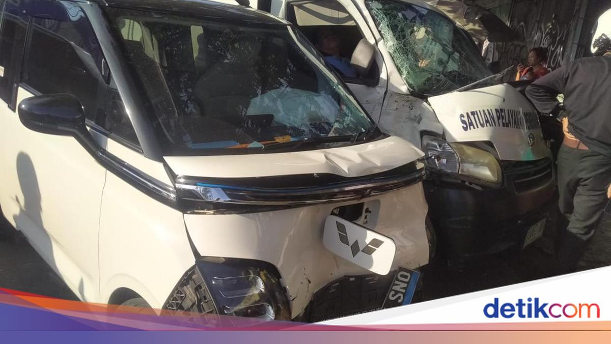 Kecelakaan di Pasar Minggu Jaksel, Mobil Listrik dan Mobil SPPG Ringsek