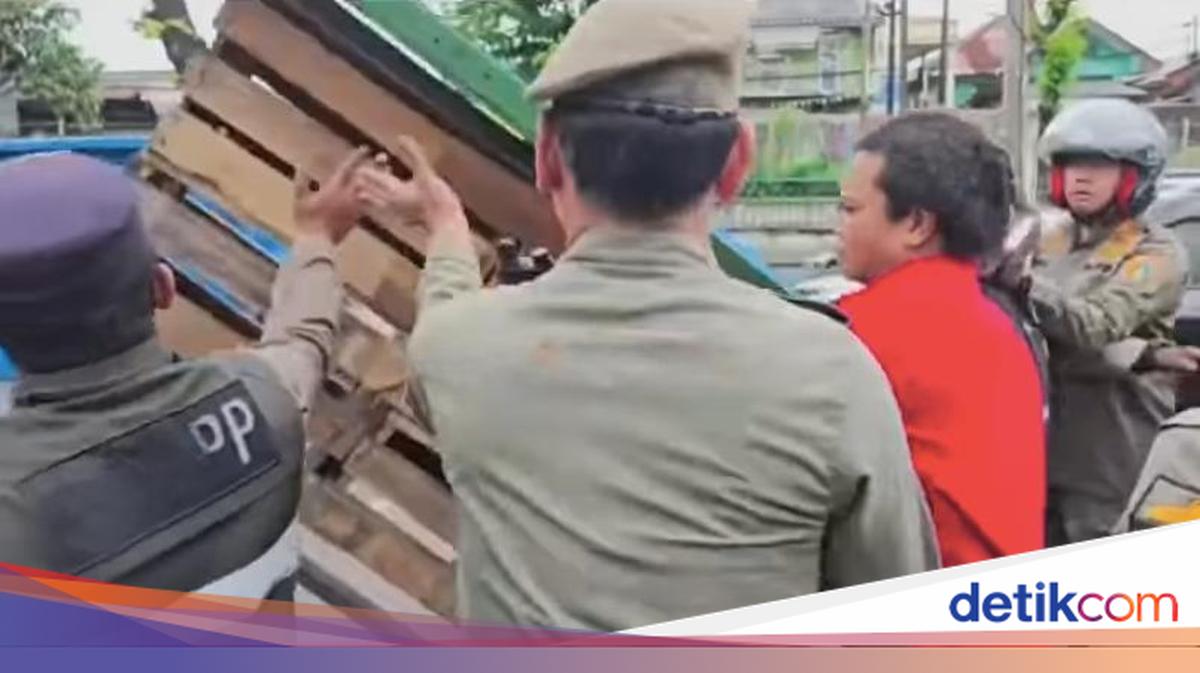 Viral Penjual Buah di Jalan Raya Bogor Jaktim Ngamuk Saat Penertiban Satpol PP