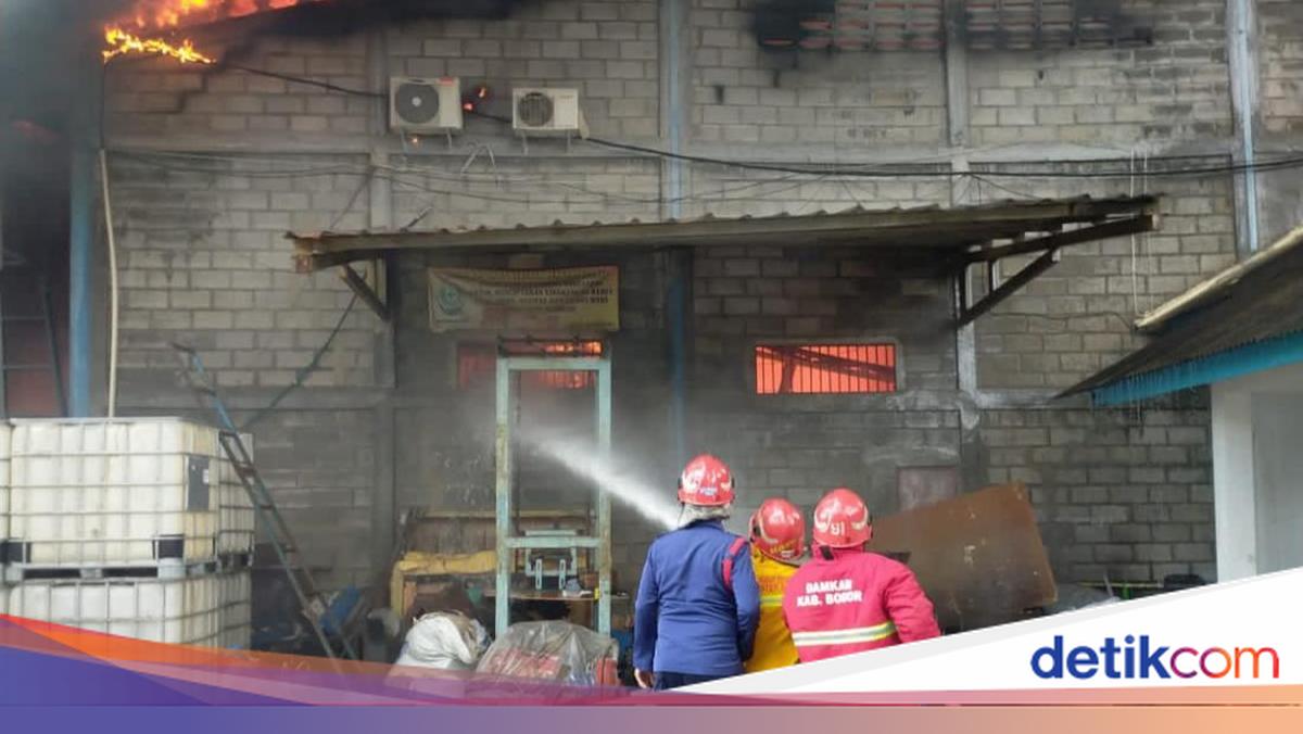 Kebakaran Pabrik Kasur di Gunung Sindur Bogor Padam Usai 5 Jam Penanganan