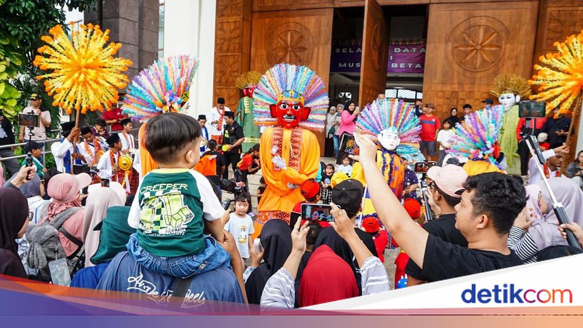 Ondel-ondel hingga Tari Betawi Hibur Warga di Setu Babakan