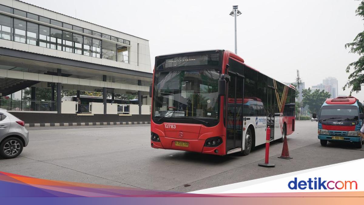 Shuttle Bus Transjakarta Sempat Dihadang di Bekasi Usai Kecelakaan Kereta