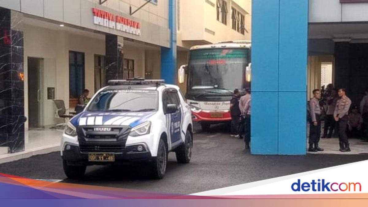 12 Pejabat Tulungagung Terjerat OTT KPK, Dibawa ke Bandara Juanda Pakai Bus