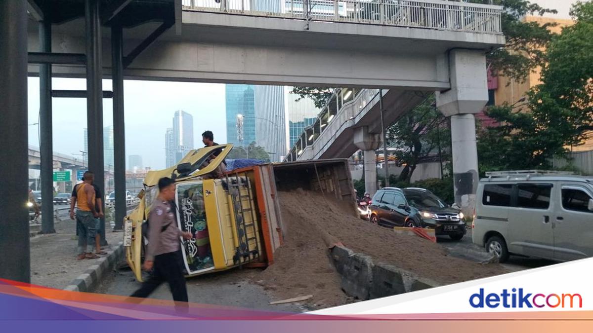 Truk Pasir Terguling di Jalan Gatsu Jakarta Dievakuasi, Lalin Normal Lagi