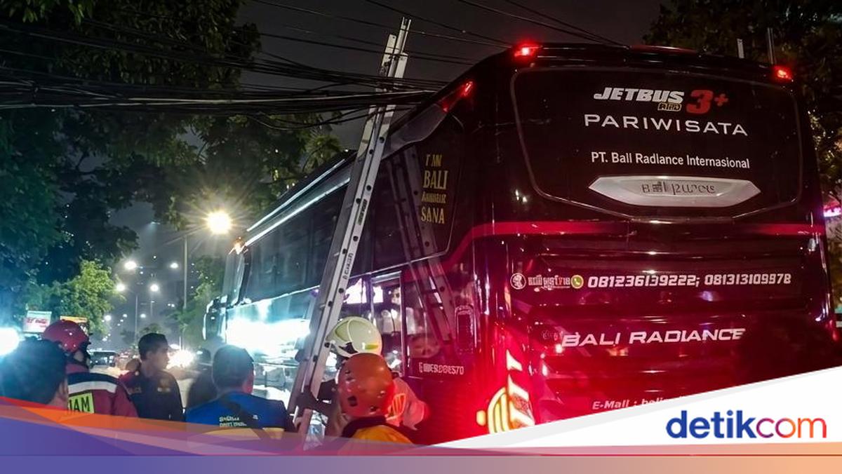 Kabel Optik Menumpuk Bikin Tiang Listrik di Jakbar Ambruk
