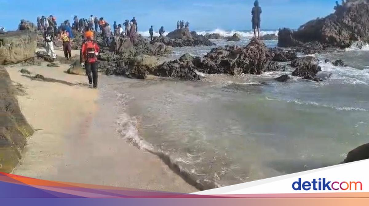 WN China Hilang Terseret Ombak Saat Renang di Pantai Cibobos Lebak