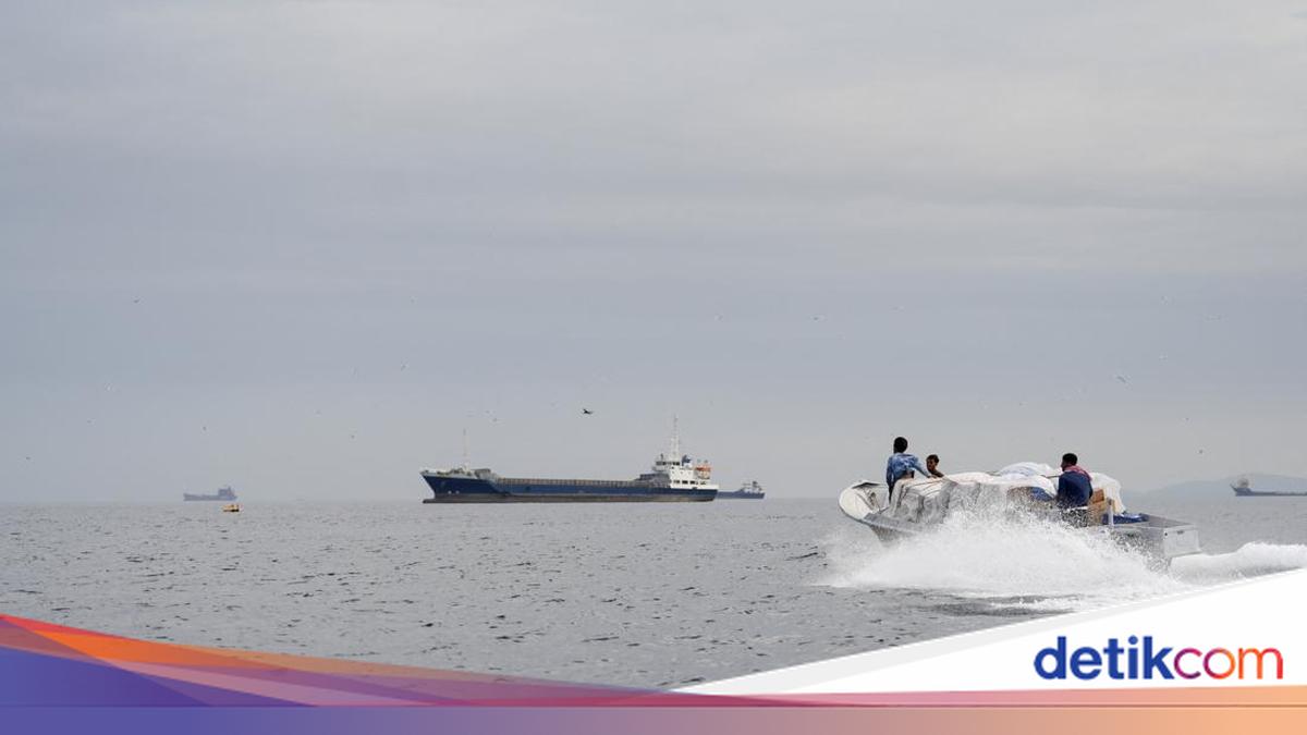 Iran Urges Foreign Forces to Leave Strait of Hormuz: Risk of Unintended Confrontations