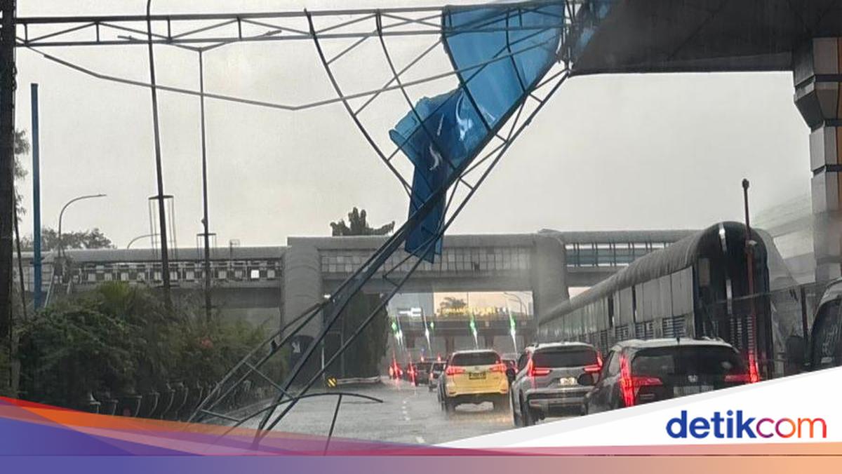Papan Reklame Dekat Gerbang Tol Halim Roboh Imbas Hujan Angin Kemarin