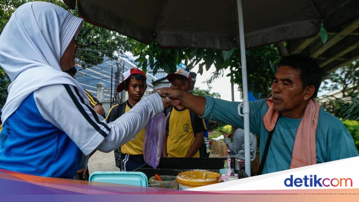 Siasat Pedagang Kala Harga Plastik Mencekik