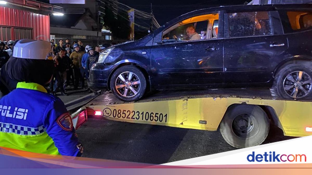 Mobil Tabrak Motor-Gerobak Nasi Goreng di Garut, 1 Orang Tewas dan 3 Luka