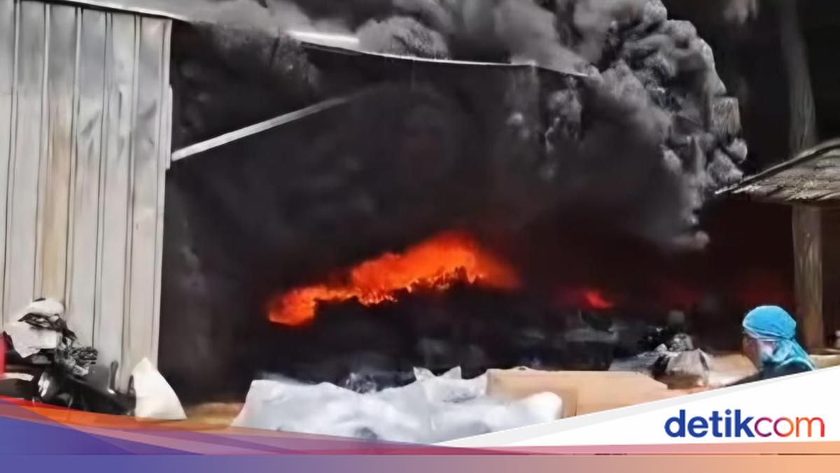 Gudang Onderdil Motor Terbakar di Bogor, Diduga Karena Korsleting Listrik