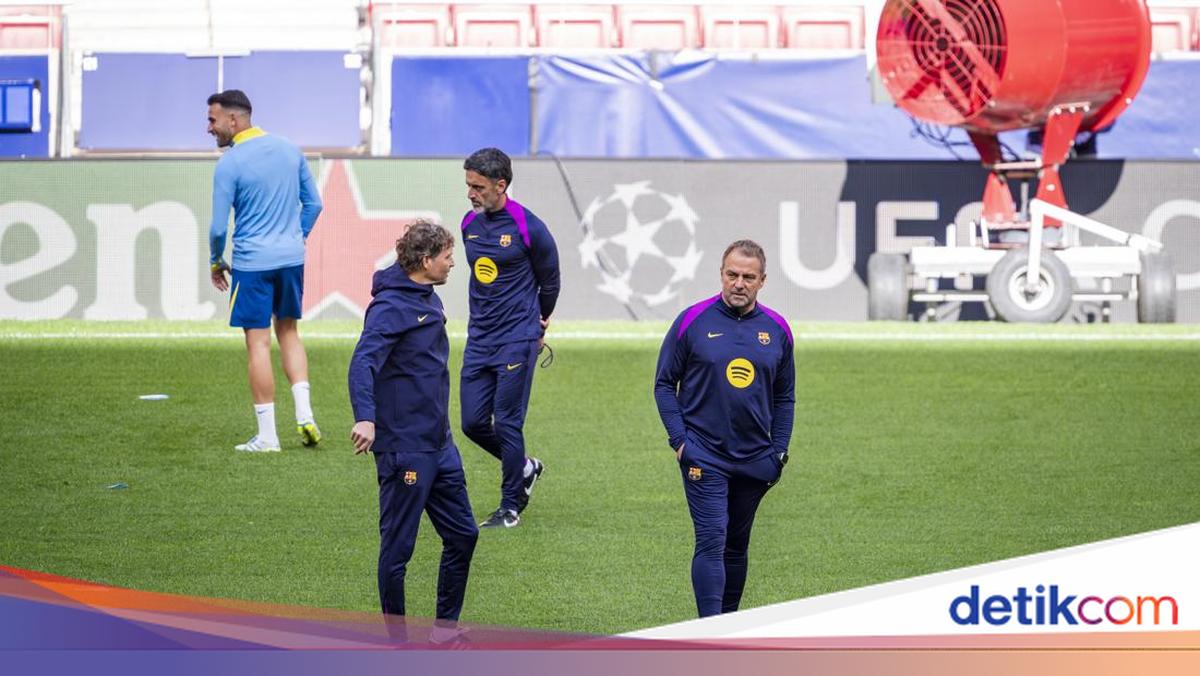 Saat Hansi Flick Protes soal Lapangan Jelang Atletico Vs Barcelona