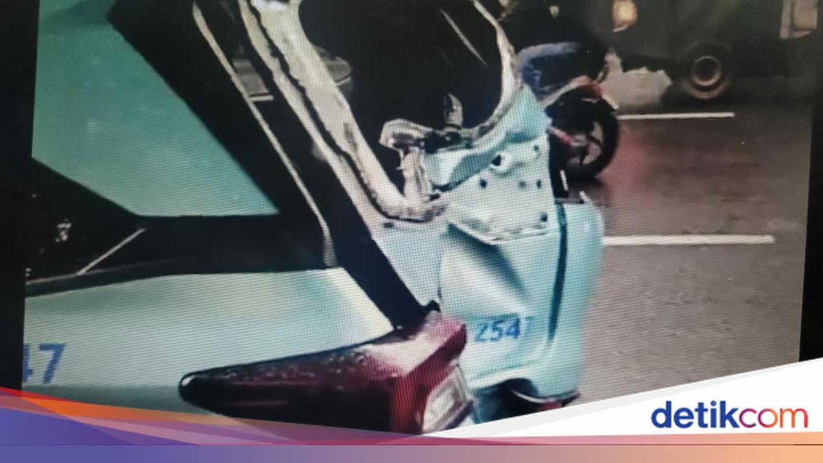 Moge Tabrak Taksi di TB Simatupang Sampai Ringsek