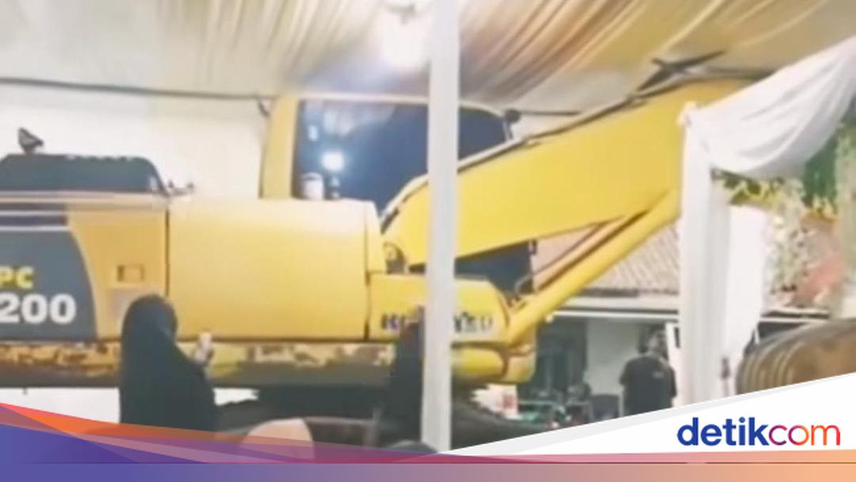 Viral Ekskavator Numpang Lewat Tenda Hajatan di Sleman, Begini Ceritanya