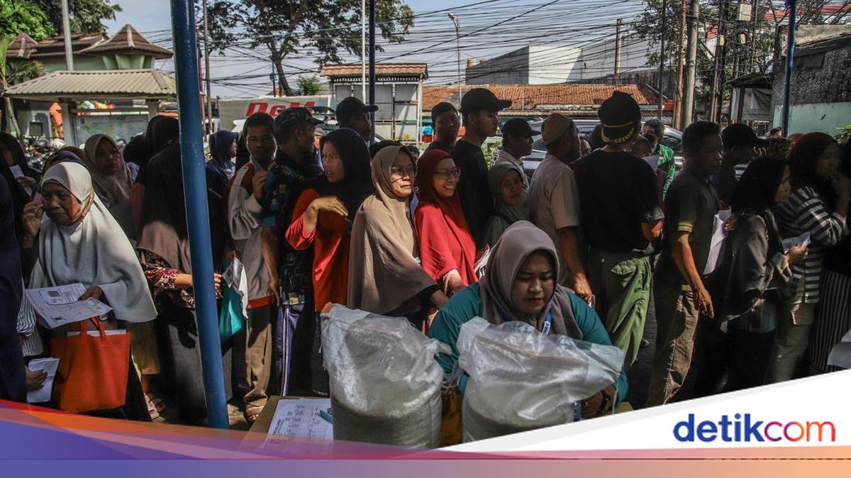 Bantuan Pangan Disalurkan, Warga Bantargebang Antre dengan Tertib